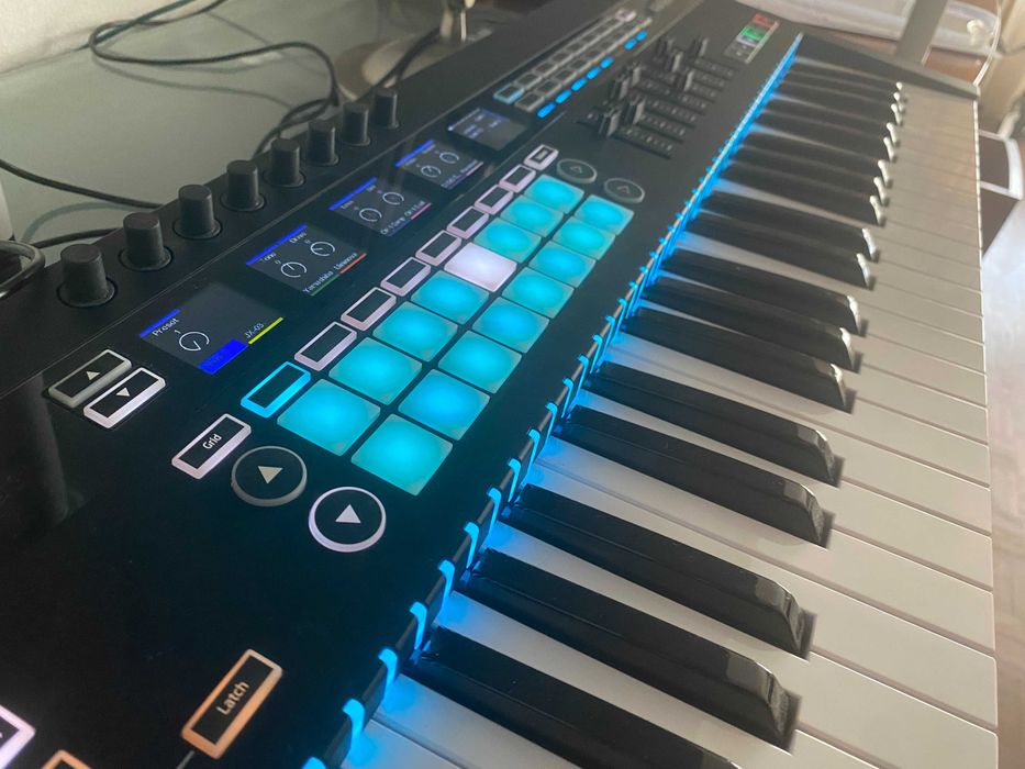 Novation 49SL MkIII — Teclado controlador MIDI com sequenciador