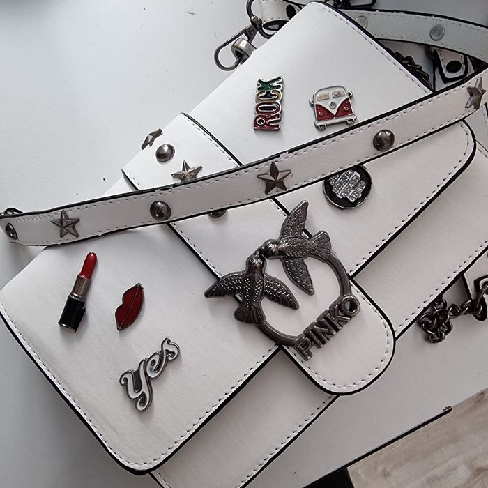 Biała torebka klamerka Pinko pasek