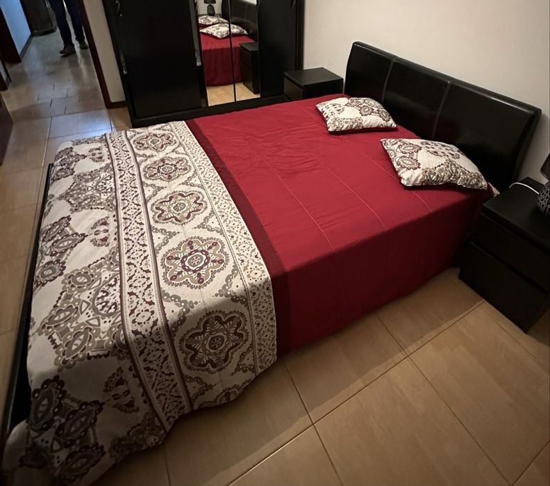 Cama de casal preta