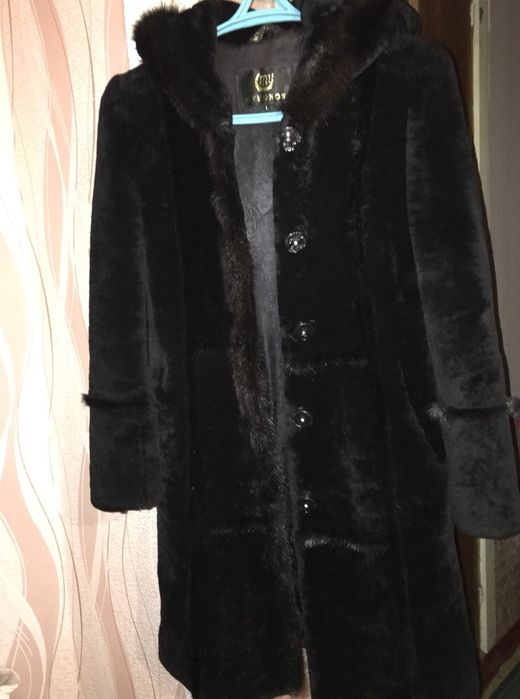 Шуба натуральна з мутона, красива і тепла .