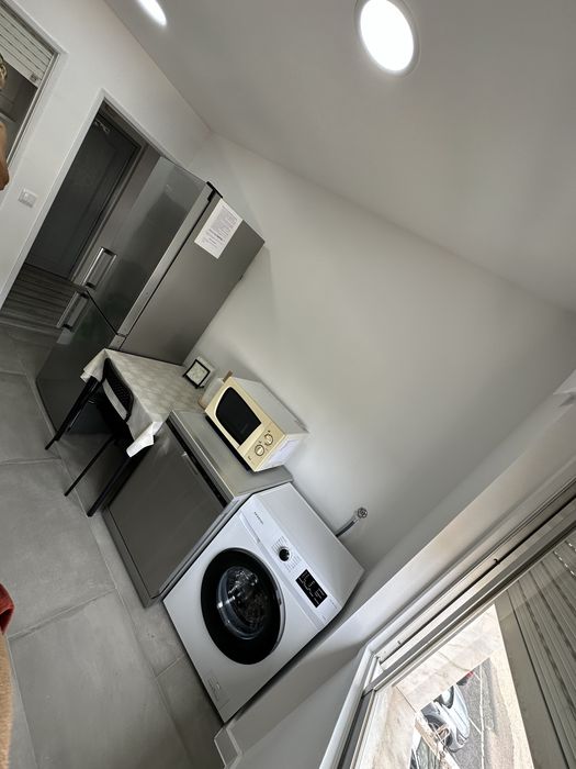 Quarto mobiliado p casal ou familiares c tv e frigorífico no quarto em São Brás Amadora