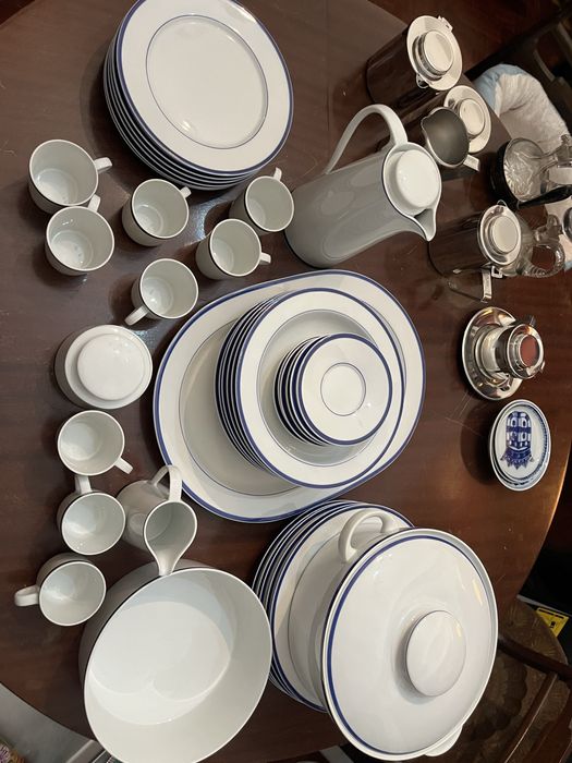 Serviço de mesa com 46 peças
