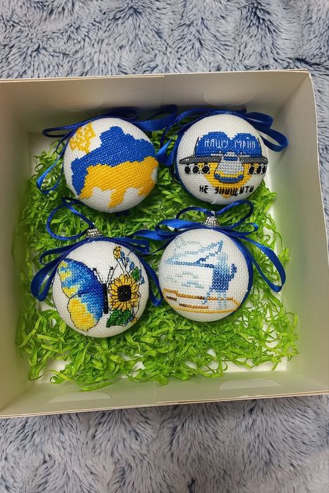 Новорічні іграшки