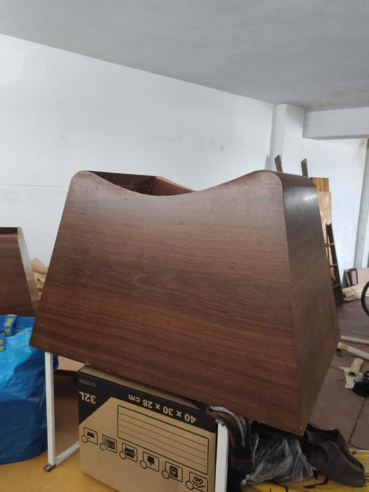 Mesa de apoio retangular em madeira maciça de Design português