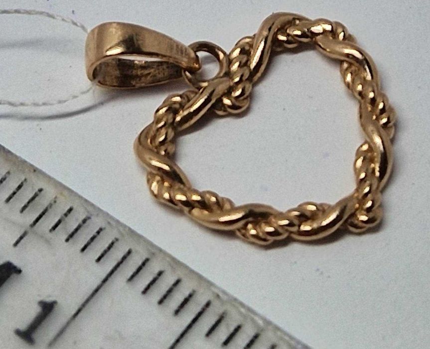 Кулон из красного золота.