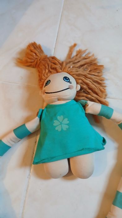 Peluche pequeno com braços largos.