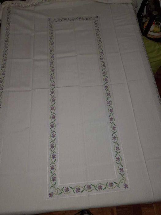 Toalha de mesa bordada à mão em ponto cruz
