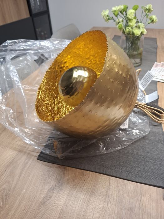 Piękna nowoczesna złota lampa