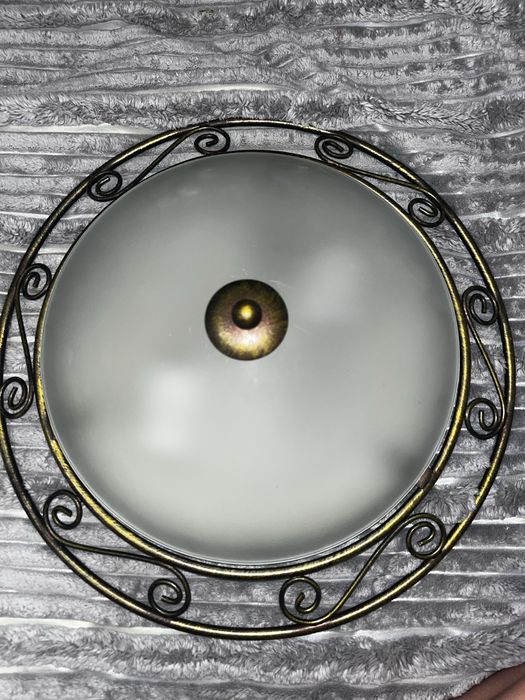 Люстра в хорошому стані на 2 лампочки з великим цоколем