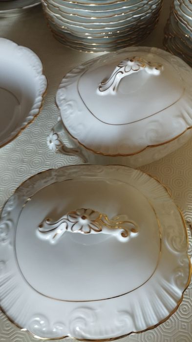 Serviço de jantar da Vista Alegre dos anos 40 composto por:
12 pratos