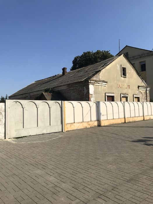 Нежитлова фасадна будівля під комерцію