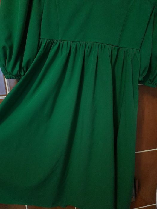 Гарненька сукня-міді