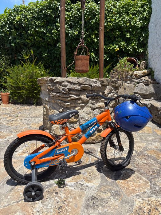 Bicicleta e capacete de criança