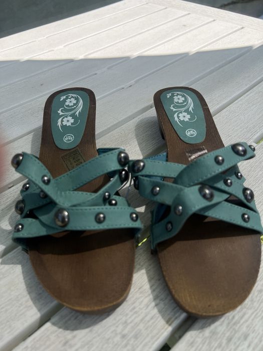 Босоніжки жіночі