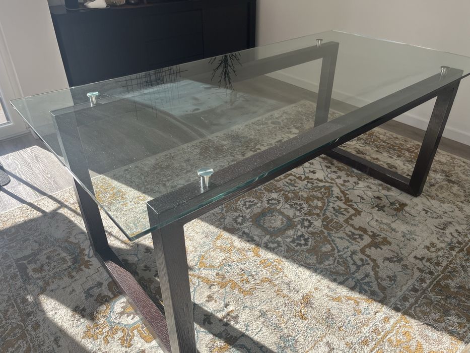 Mesa com tampo de vidro