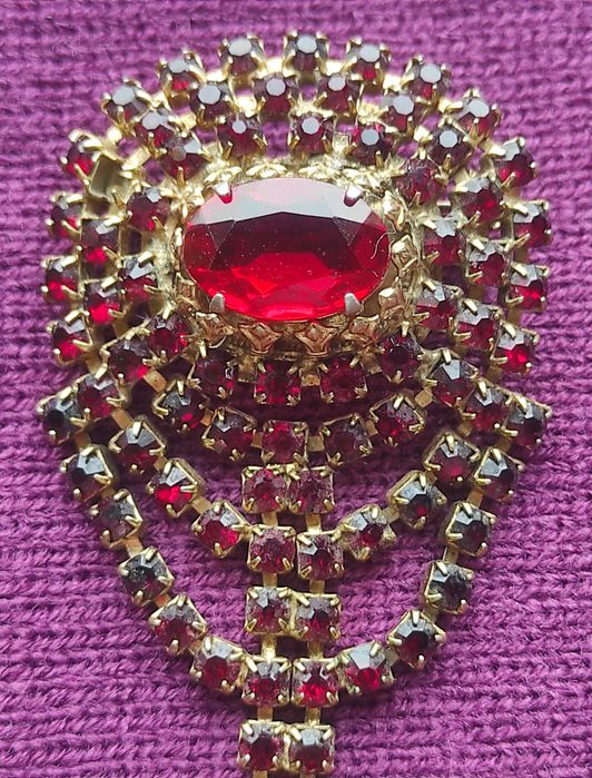 Bardzo ładna czerwona broszka.