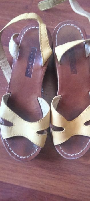 Sandálias mostarda 37 ilha bela