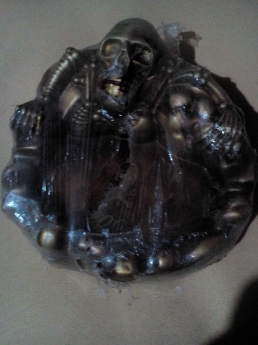 Попільничка з черепом .