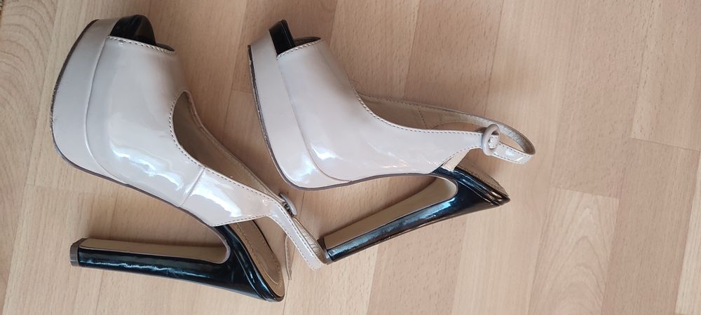 Sandałki na obcasie