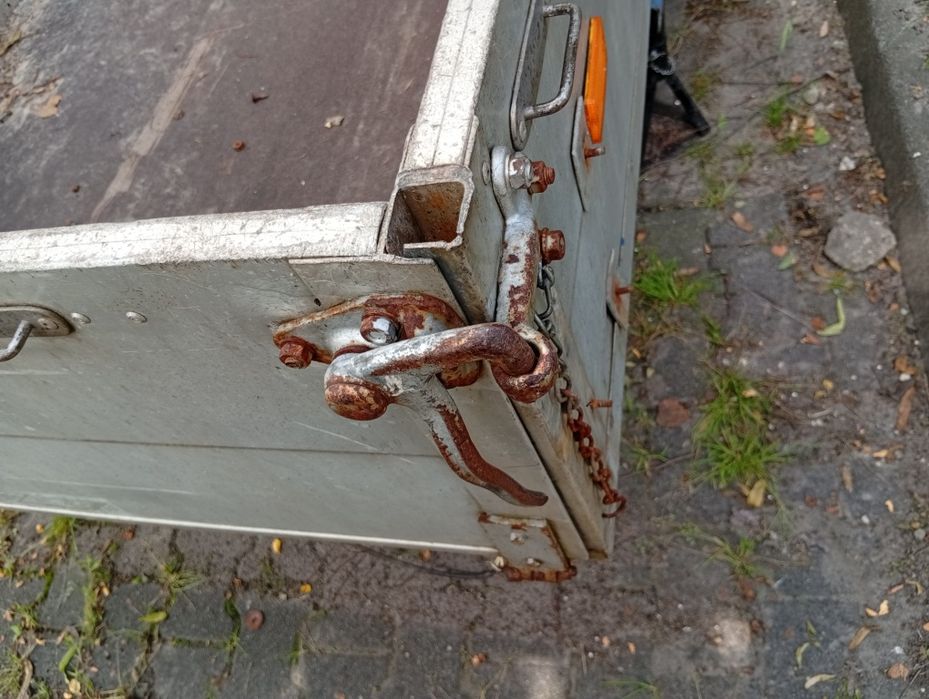 Burty aluminiowe z podłogą