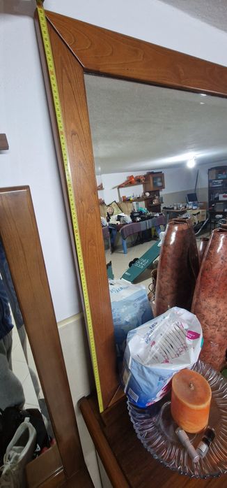 Espelho com moldura em madeira