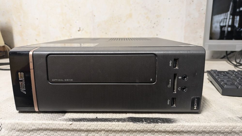 Torre ASUS AMD A4-6210