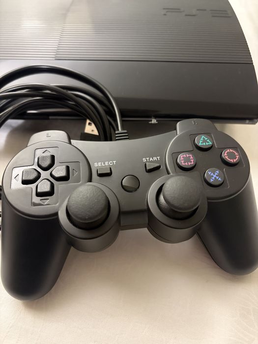 PS3 Super Slim 500GB com comando e jogos