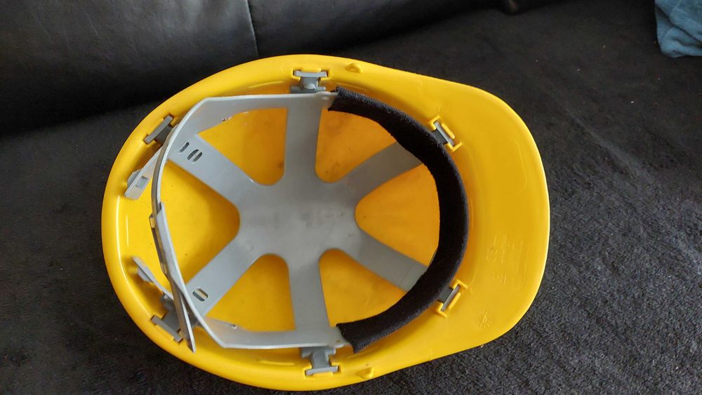 Capacete de proteção amarelo