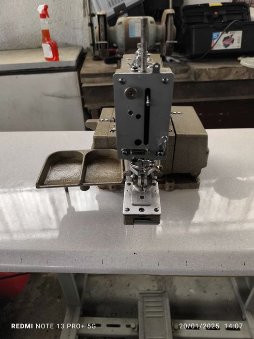 Máquina de pregar botões industrial trifásica