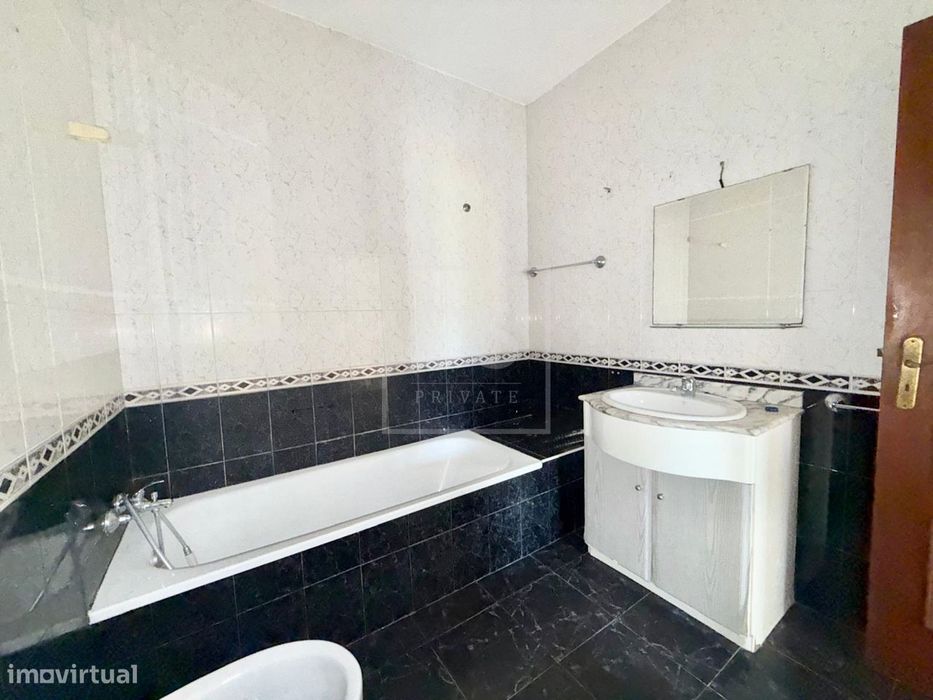 T3 com 154m² | 3 Varandas | Garagem Fechada | A 2 Passos do Metro e do