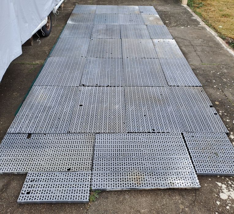 Estrado técnico em plástico para caravana ou outros fins.