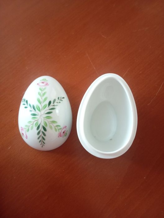 Caixa em porcelana da Vista Alegre - Pintada a  Mão