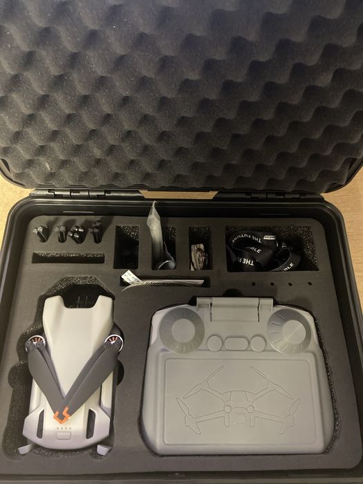 Dron Dji Mini 3, kontroler RC i inne akcesoria.