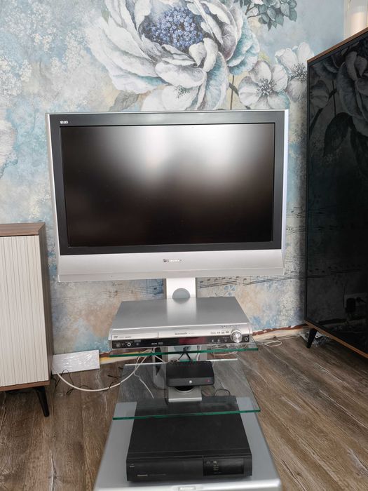 Telewizor Panasonic 32 cale ze stolikiem