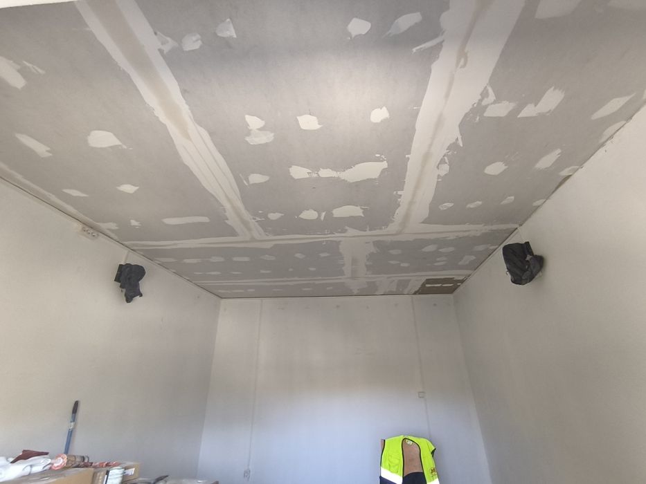 Faço pequenos serviços de Pladur pintura pischelaria telhado, como também faço lavagem de telhados limpo pequenos terrenos e etc. 934481019