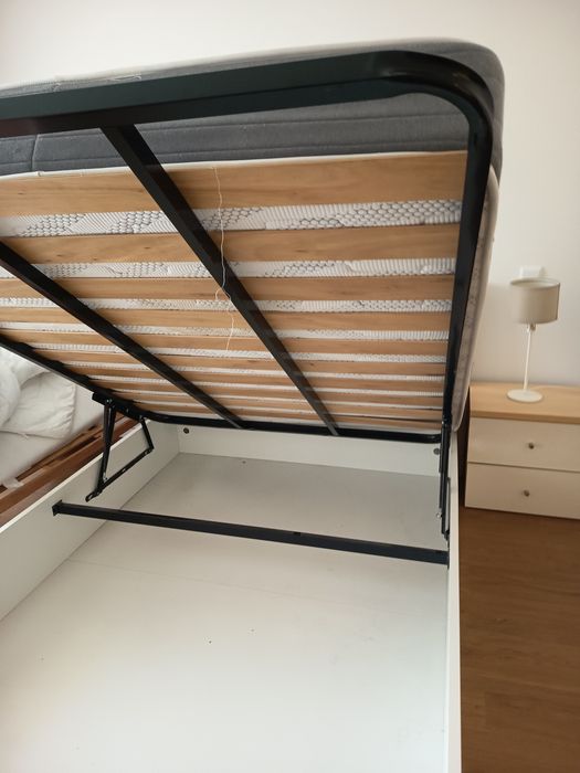 Cama e mesinhas de cabeceira