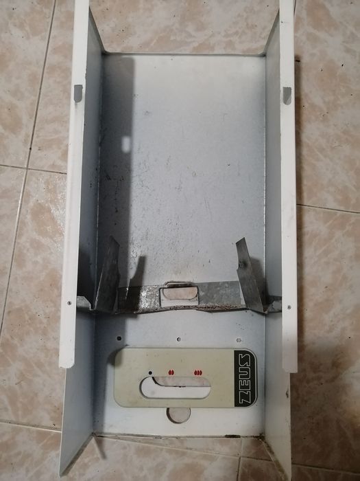 Esquentador VULCANO /ZEUS, de 11lt, para  BOTIJAS com gás butano ou propano. Medidas nas fotos. A funcionar sem problemas