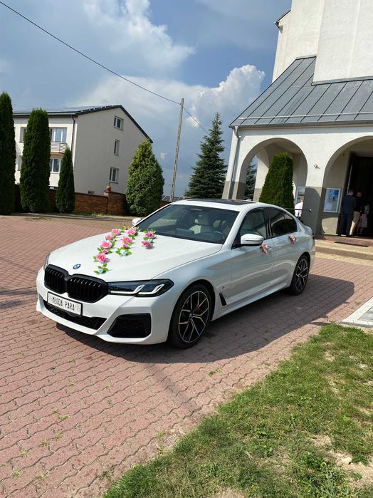 Auto do ślubu BMW 5 G30 2023r FOTOBUDKA 360 napis LOVE led na ściankę