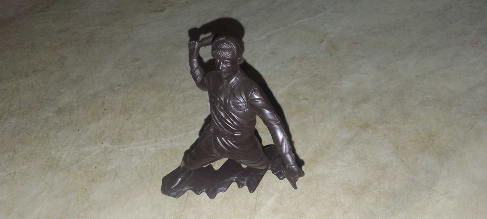 ДЗИ Игрушки СССР солдат с гранатой