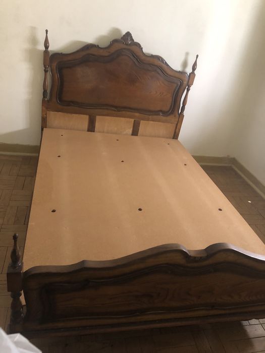 Cama em bom estado com esteado e Movel para arrumacao em bom estado