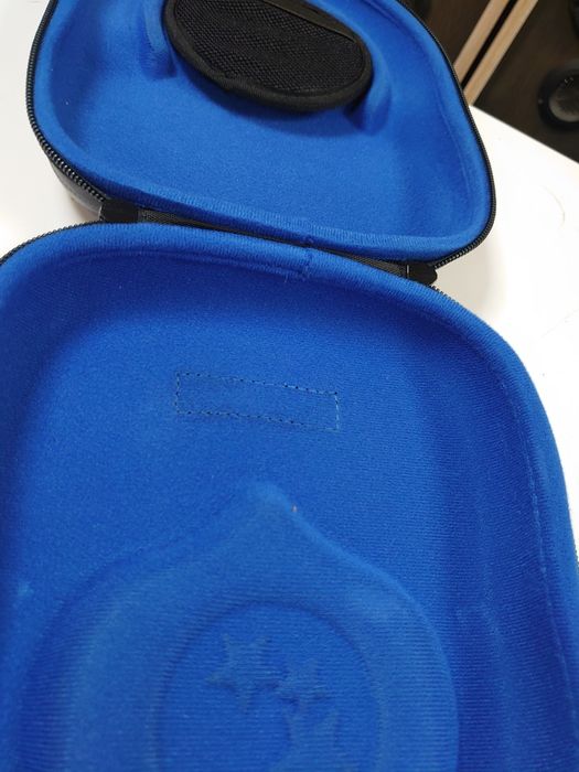 Жёсткий высококачественный плоский чехол для наушников.