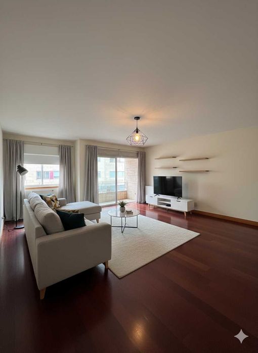 Apartamento T3 – 3 Suites, 3 Lugares de garagem - a 50 metros do Mar