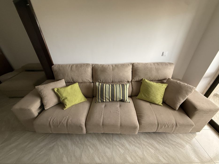 Sofá + chaise long + puffs