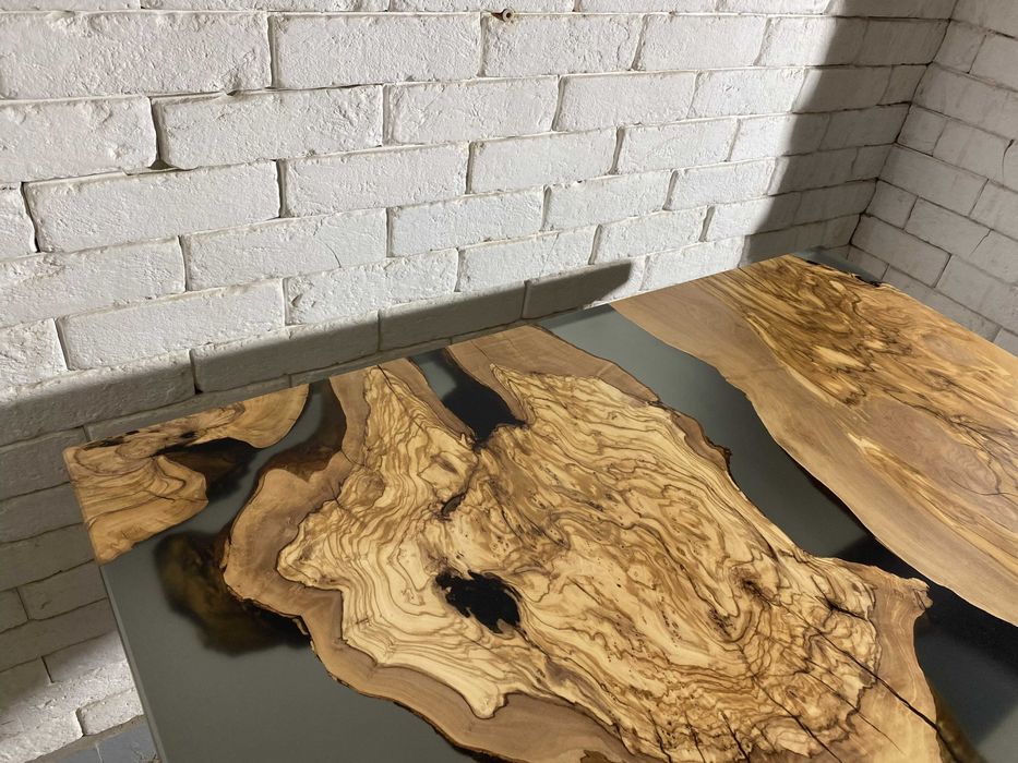 Stół z drewna oliwnego i żywicy