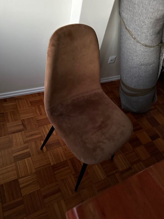 Cadeiras estofadas com camurce marrom