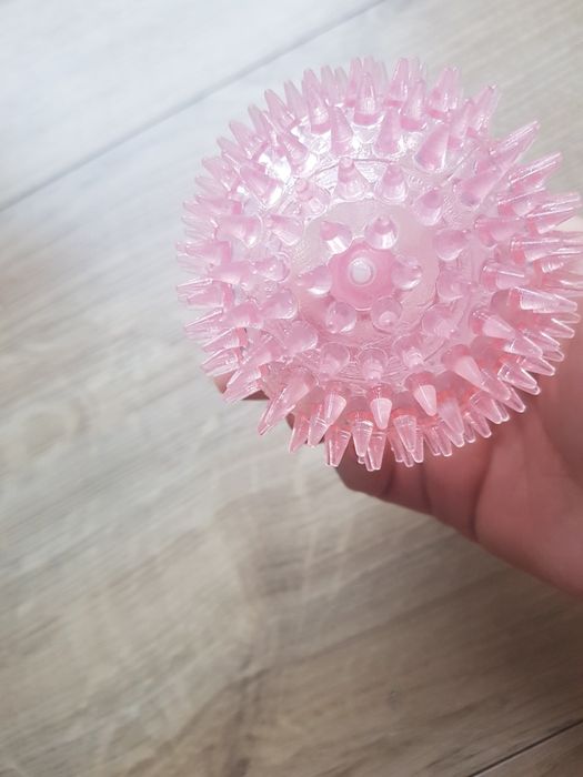 Zabawka dla psa PIŁKA PISZCZĄCA z kolcami jeżyk