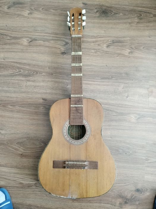 Stara gitara akustyczna