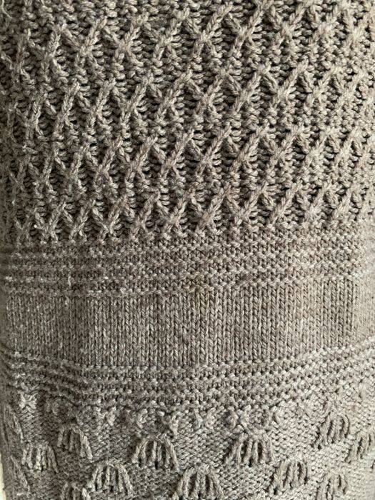Brązowy sweter z golfem