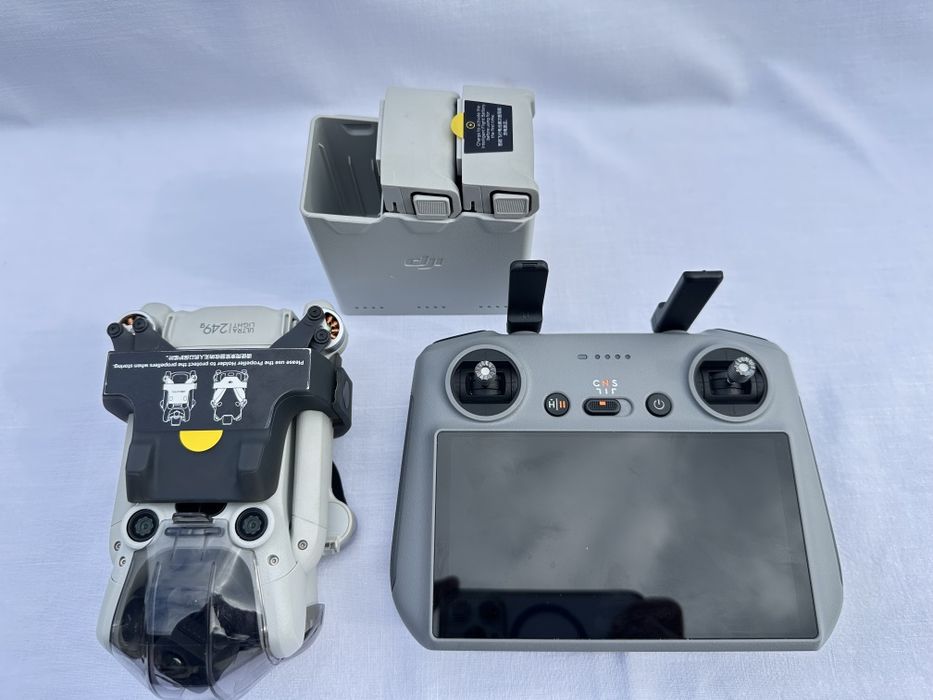 Dron DJI Mini 4 Pro Fly More Combo (RC 2)