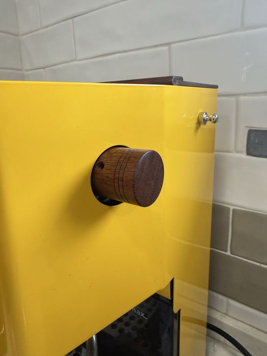 Gaggia Classic Pro Evo – Edição Amarela com Custom Wood em Bubinga